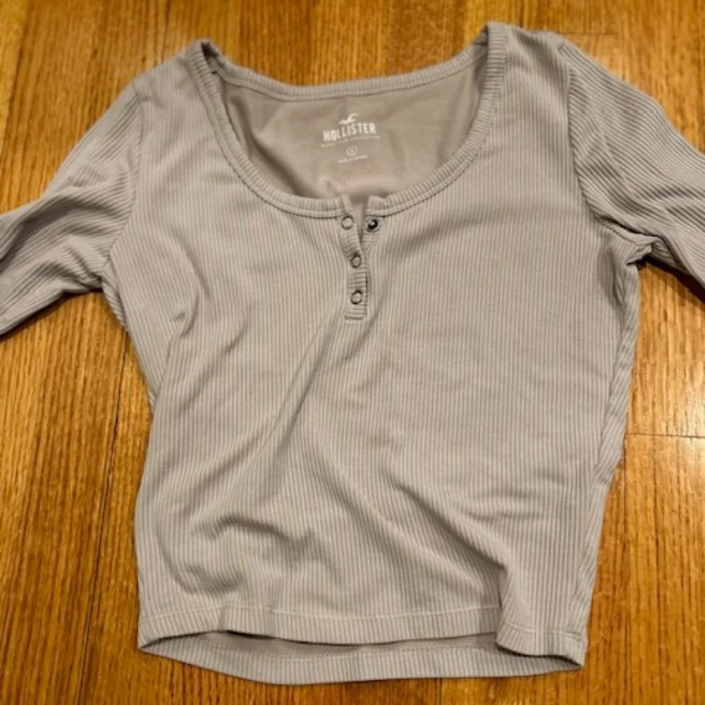 HOLLISTER TOP - Picture 1 of 3